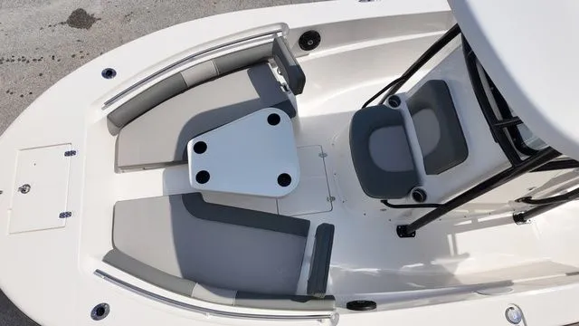 Slide: The Image of Sea Born LX22 Center Console 2026 - 17