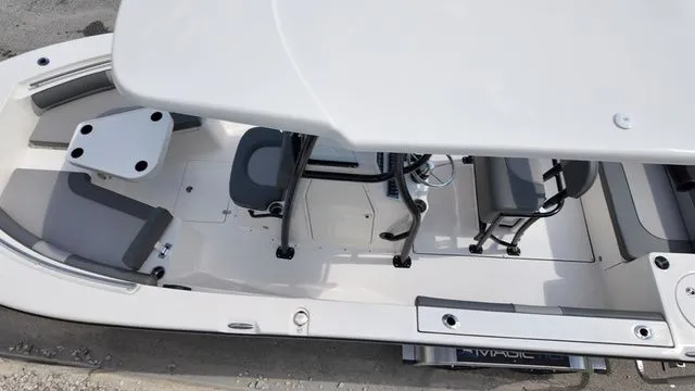 Slide: The Image of Sea Born LX22 Center Console 2026 - 18