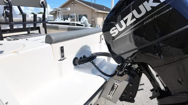 Slide: The Image of Sea Born LX22 Center Console 2026 - 20