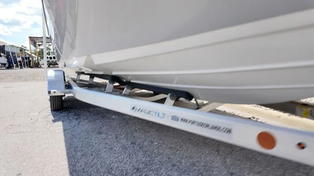 Slide: The Image of Sea Born LX22 Center Console 2026 - 25