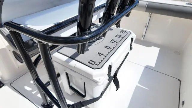 Slide: The Image of Sea Born LX22 Center Console 2026 - 3