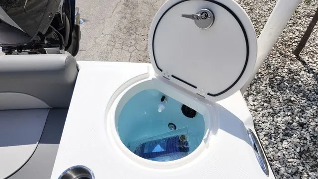 Slide: The Image of Sea Born LX22 Center Console 2026 - 31