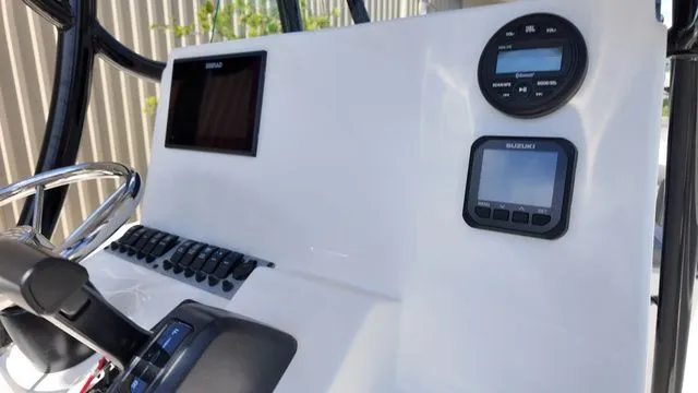 Slide: The Image of Sea Born LX22 Center Console 2026 - 35