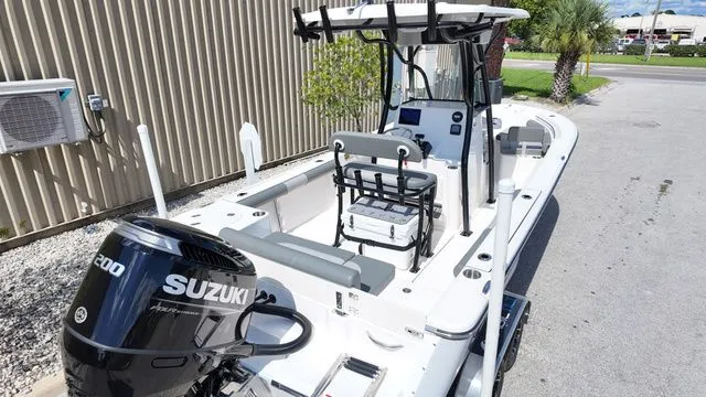 Slide: The Image of Sea Born LX22 Center Console 2026 - 7