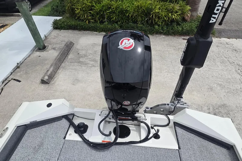 Slide: The Image of 2023 Tracker Pro Team 195 TXW Tournament Edition boat with Mercury outboard motor. - 14