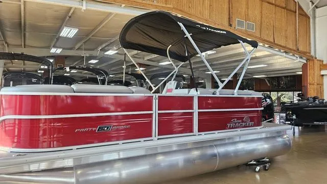 Slide: The Image of Sun Tracker Party Barge 20 DLX 2026 - 3