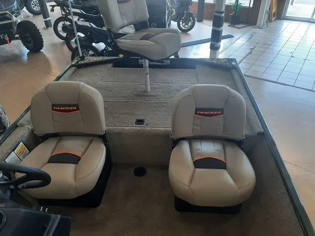 Slide: The Image of Tracker Bass Tracker Classic Limited 2026 - 12