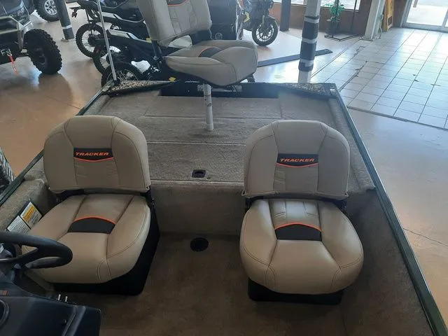 Slide: The Image of Tracker Bass Tracker Classic Limited 2026 - 18