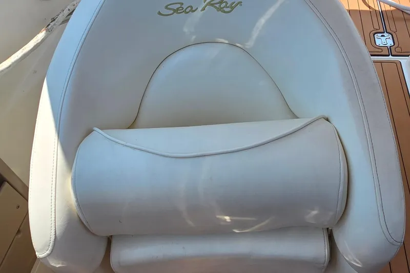 Slide: The Image of White leather seat on 2003 Sea Ray 280 Sundancer boat. - 14