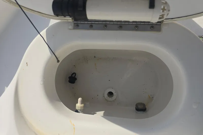 Slide: The Image of Livewell compartment of 2009 NauticStar 2200 Nautic Bay boat, open lid view. - 10