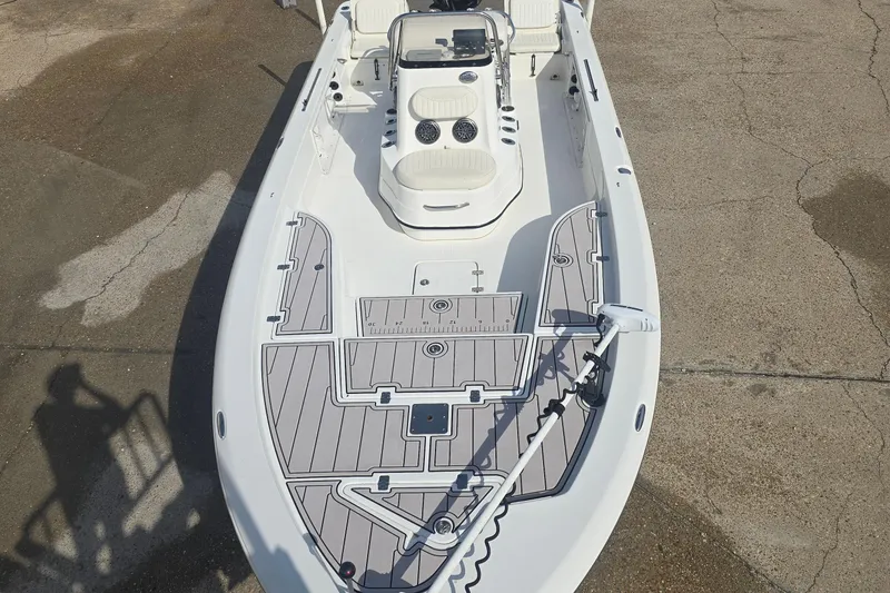 Slide: The Image of 2009 NauticStar 2200 Nautic Bay boat with spacious deck and modern design. - 4