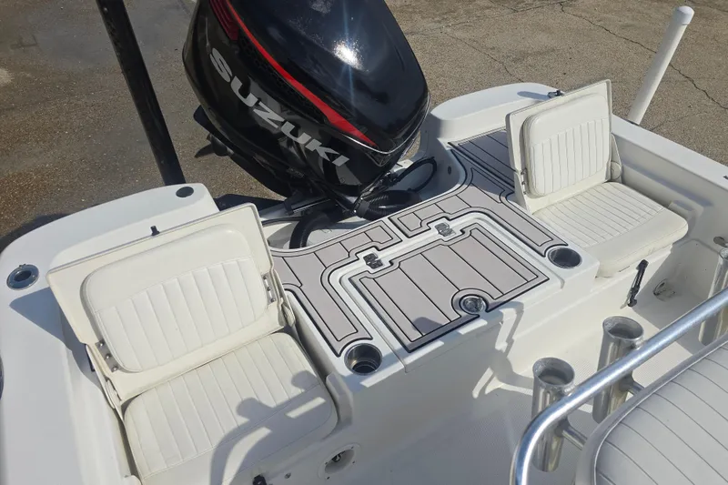 Slide: The Image of 2009 NauticStar 2200 Nautic Bay boat interior with Suzuki outboard motor and seating. - 6