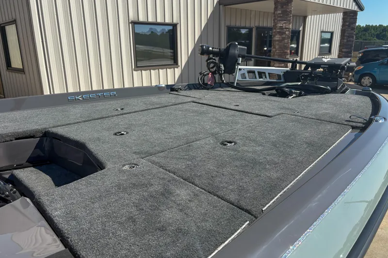 Slide: The Image of 2026 Skeeter ZXR 19 boat deck with carpeted surface and mounted equipment. - 14