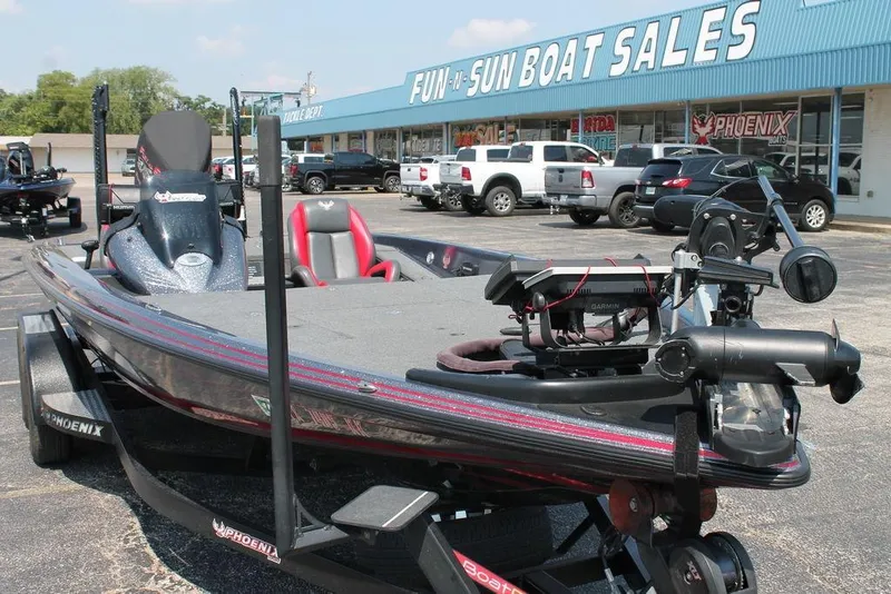 Slide: The Image of 2022 Phoenix 721 Pro XP boat at Fun-N-Sun Boat Sales dealership. - 6