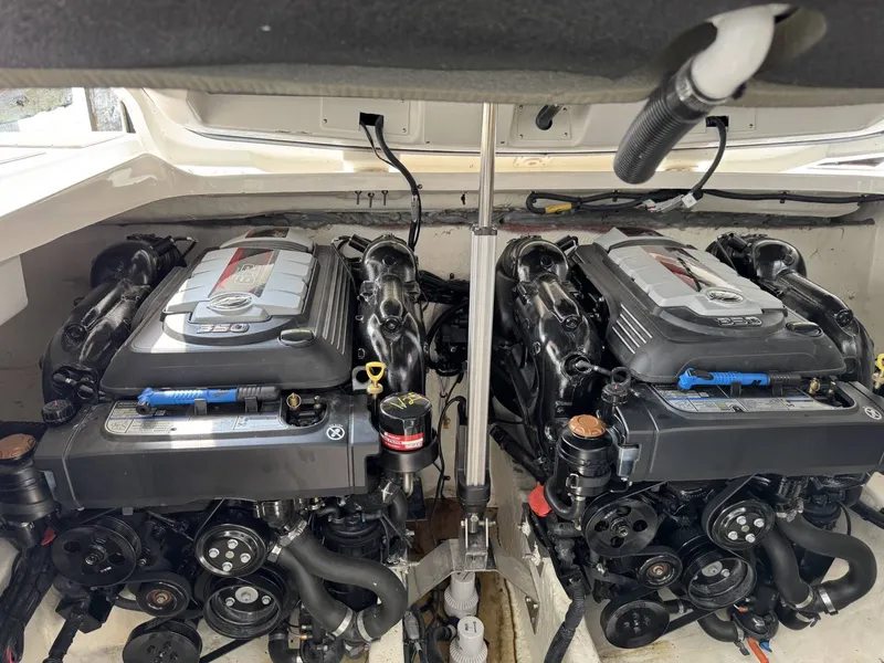 Slide: The Image of Sea Ray 350 SLX 2024 - 12