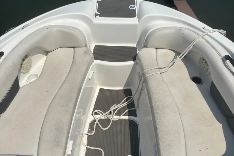 Slide: The Image of 2007 Yamaha Boats SX210 interior with seating and rope on deck. - 10