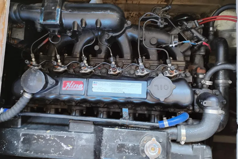 Slide: The Image of Engine of 1989 Bayliner 4588 Pilothouse boat, featuring Hino branding and components. - 49