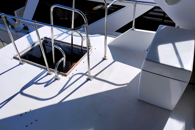 Slide: The Image of 1989 Bayliner 4588 Pilothouse deck with hatch and railing in sunlight. - 5