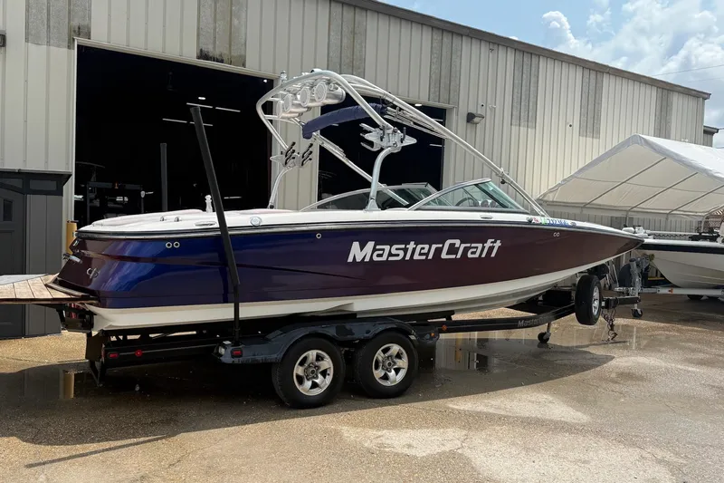 Slide: The Image of 2006 MasterCraft X45 boat on trailer outside a warehouse. - 5