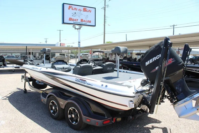 Slide: The Image of 2008 Triton Tr21 X boat at Fun-N-Sun Boat Sales dealership. - 4