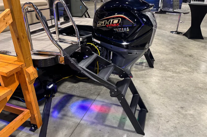 Slide: The Image of 2026 Veranda Relax VR265VLI boat with Yamaha outboard motor and boarding ladder. - 20