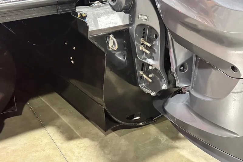 Slide: The Image of 2026 Veranda Vertex VX285DCRC Premium boat engine mount detail. - 8