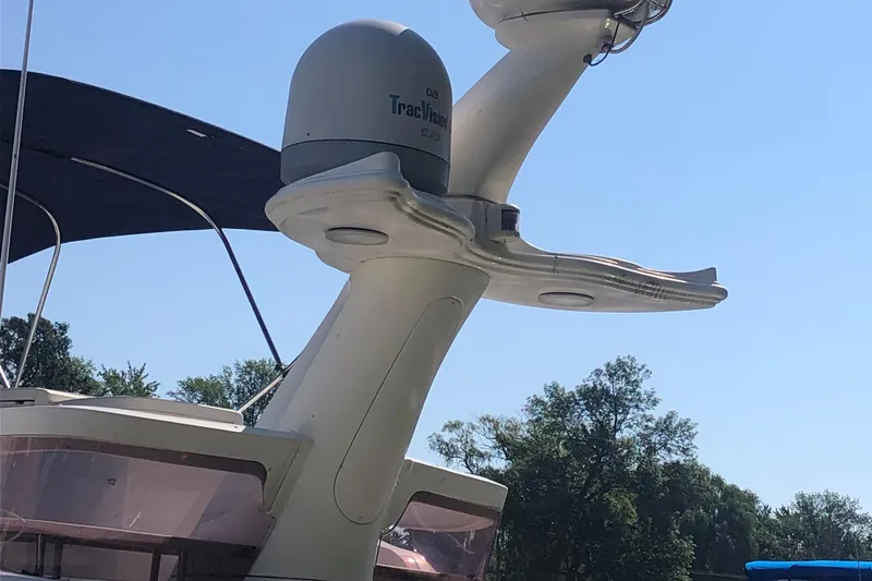 Slide: The Image of Birchwood 460 FB 2003 yacht radar and antenna system under clear blue sky. - 3