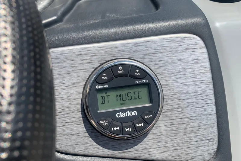 Slide: The Image of Clarion GR10BT stereo displaying "BT Music" in Veranda Relax VR 25 RC, 2018 model. - 15