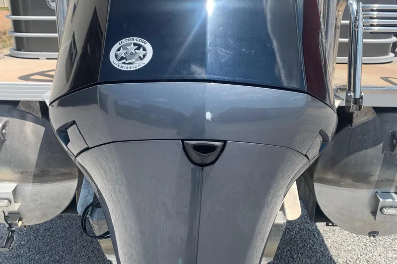 Slide: The Image of Outboard motor on 2018 Veranda Relax VR 25 RC pontoon boat, ultra-low emission. - 4