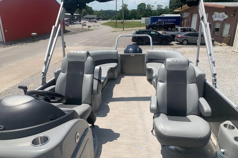 Slide: The Image of 2018 Veranda Relax VR 25 RC pontoon boat with spacious seating and modern design. - 7