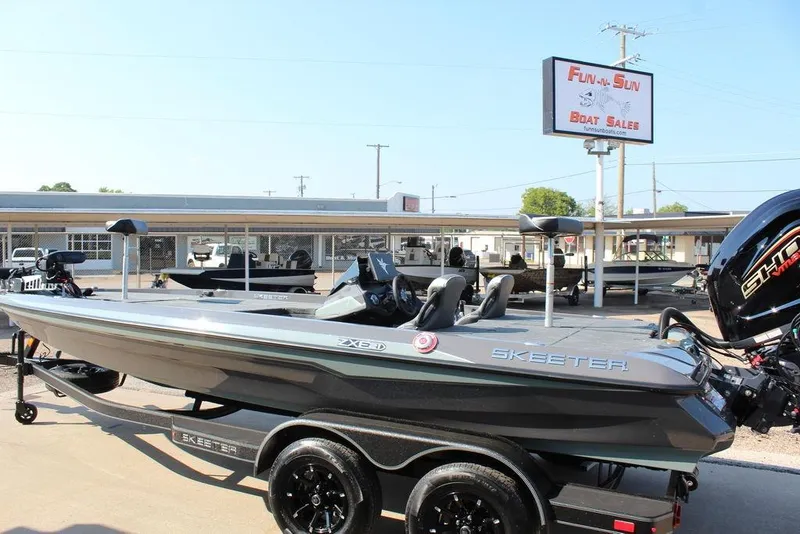 Slide: The Image of 2026 Skeeter ZXE21 boat at Fun-n-Sun Boat Sales dealership. - 8