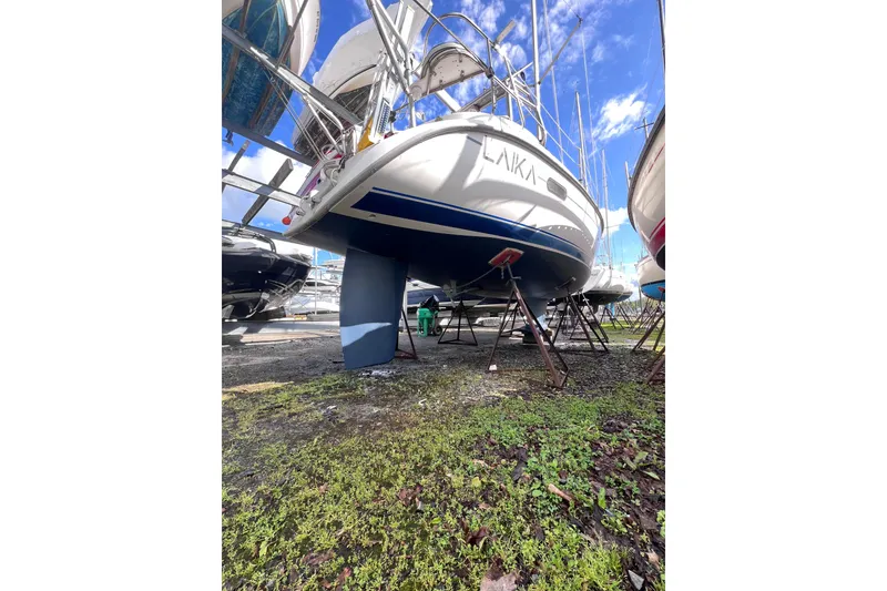 Slide: The Image of Sailboat Hunter 340 (2001) on stands, under clear blue sky. - 51
