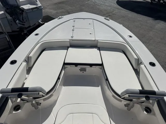 Slide: The Image of Robalo 246 Cayman SD 2025 - 10