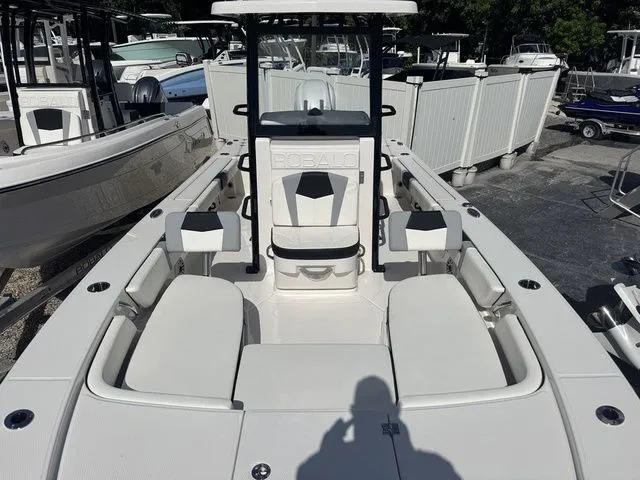 Slide: The Image of Robalo 246 Cayman SD 2025 - 14