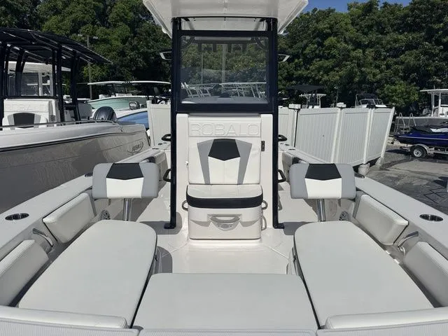 Slide: The Image of Robalo 246 Cayman SD 2025 - 15
