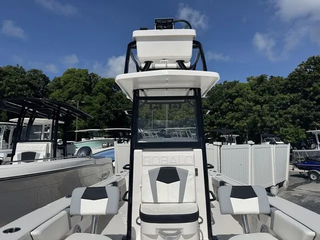 Slide: The Image of Robalo 246 Cayman SD 2025 - 16