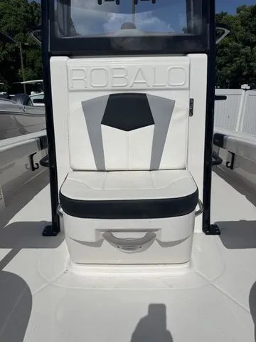 Slide: The Image of Robalo 246 Cayman SD 2025 - 17
