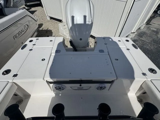 Slide: The Image of Robalo 246 Cayman SD 2025 - 19