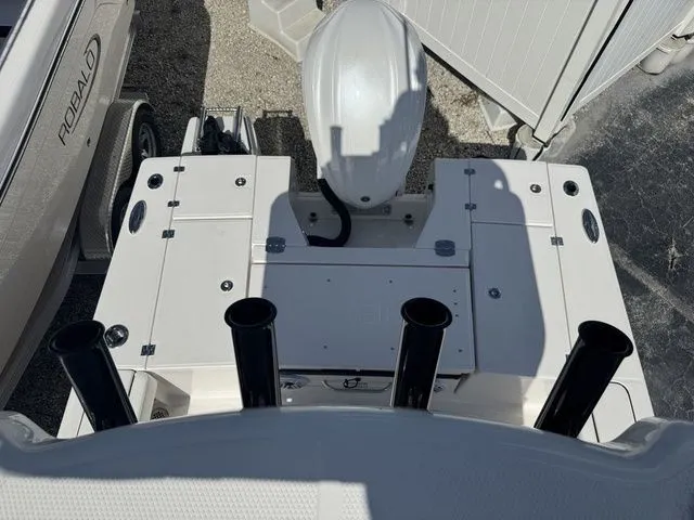 Slide: The Image of Robalo 246 Cayman SD 2025 - 25