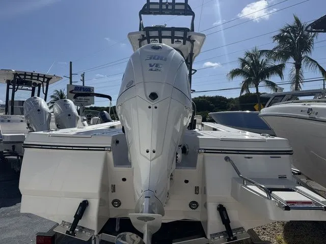 Slide: The Image of Robalo 246 Cayman SD 2025 - 3