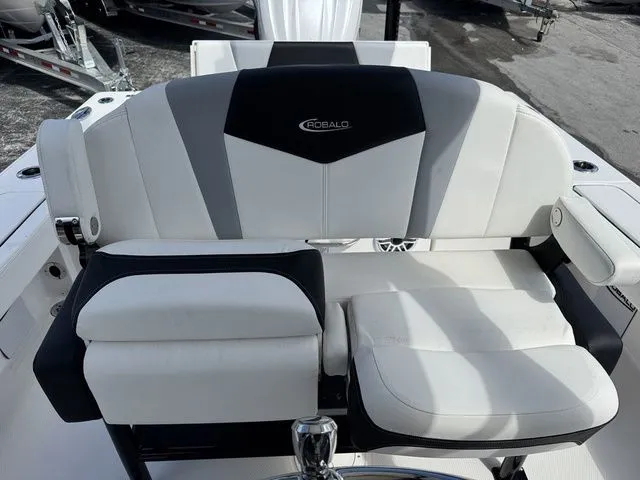 Slide: The Image of Robalo 246 Cayman SD 2025 - 31