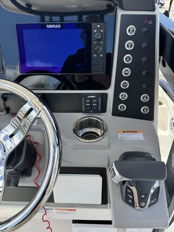 Slide: The Image of Robalo 246 Cayman SD 2025 - 32