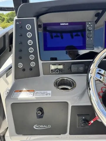 Slide: The Image of Robalo 246 Cayman SD 2025 - 34