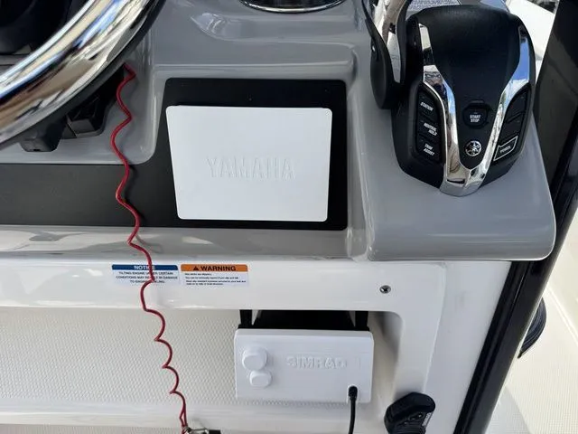 Slide: The Image of Robalo 246 Cayman SD 2025 - 35