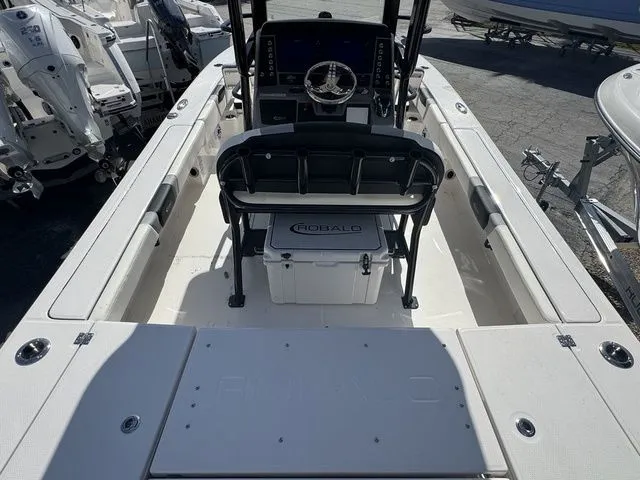 Slide: The Image of Robalo 246 Cayman SD 2025 - 4