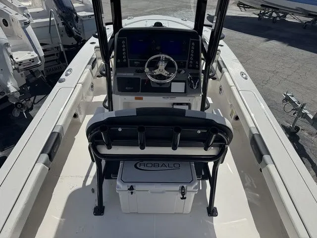 Slide: The Image of Robalo 246 Cayman SD 2025 - 5