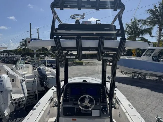 Slide: The Image of Robalo 246 Cayman SD 2025 - 6