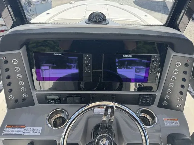 Slide: The Image of Robalo 246 Cayman SD 2025 - 9