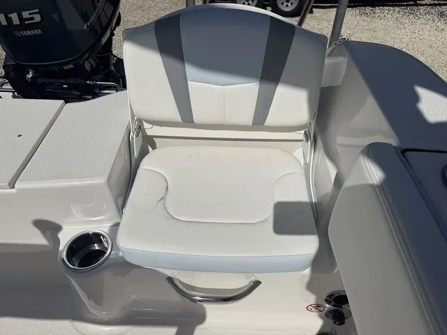 Slide: The Image of Robalo R180 Center Console 2025 - 10