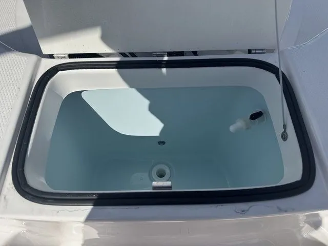 Slide: The Image of Robalo R180 Center Console 2025 - 11